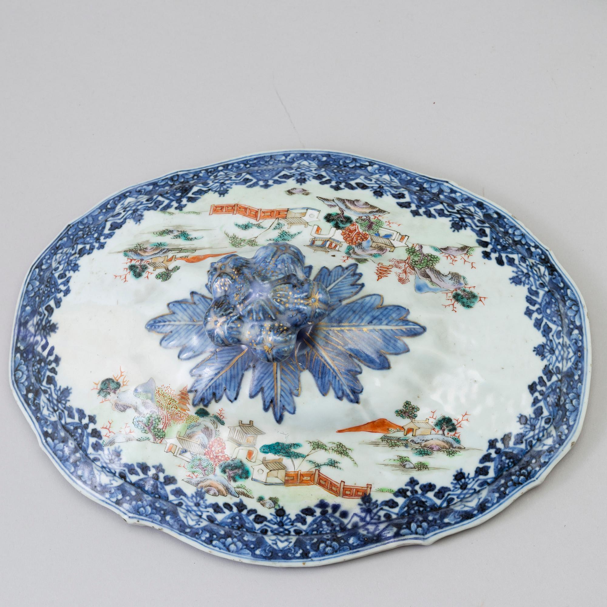 A wonderful Chinese blue and white with famille rose tureen with cover, Qing dynasty, early 18th century.