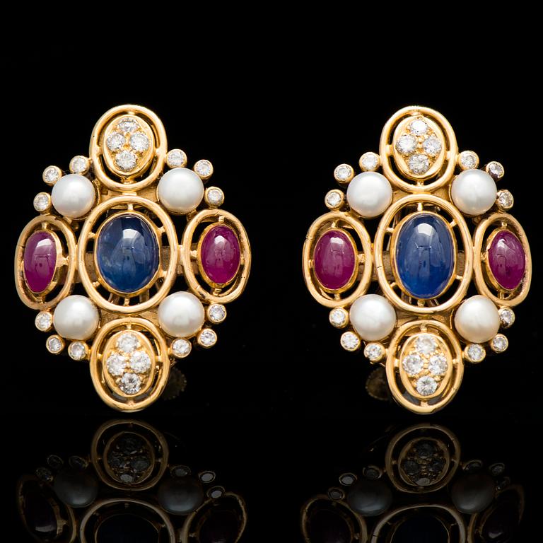 A PAIR OF EARRINGS, cabochon cut sapphires and rubies, brilliant cut diamonds, cultured pearls, 18K gold.