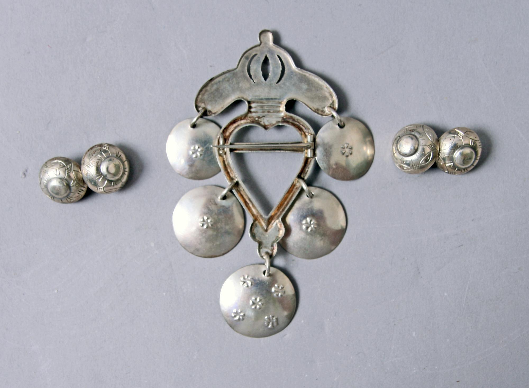 DRÄKTSMYCKEN, silver, brosch och manschettknappar.