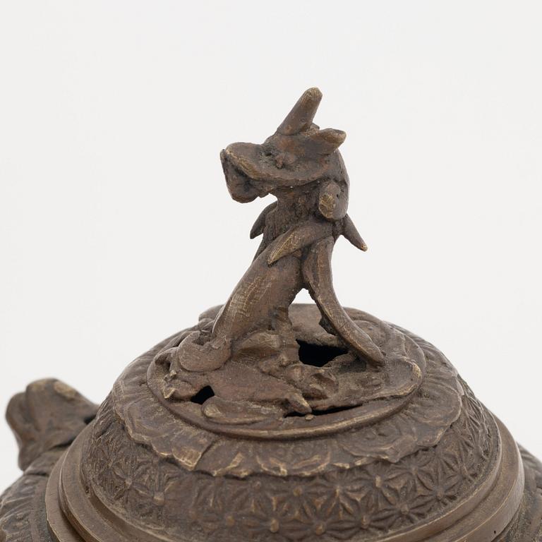 Rökelsekar, två stycken samt vas med lock, closonné. Japan, Meiji (1868-1912).