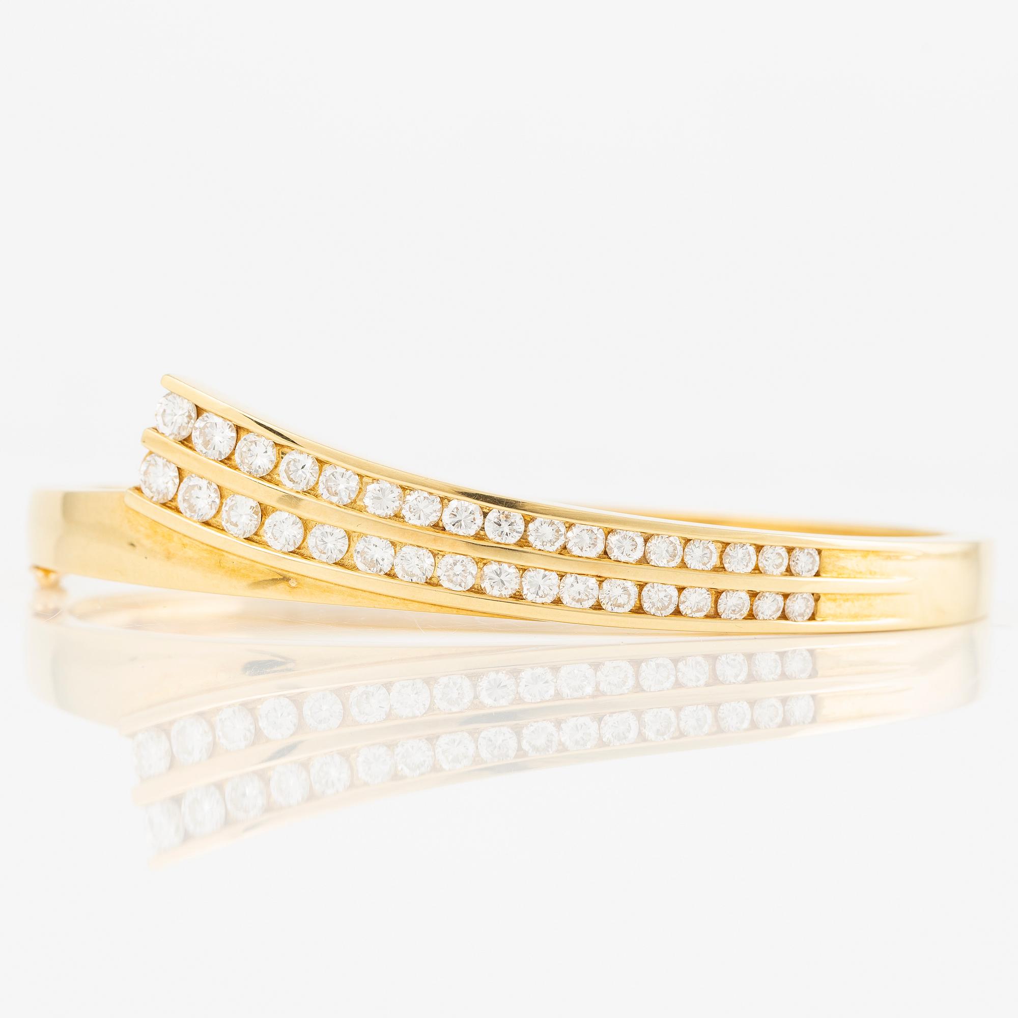 Bangle in 18K gold set with brilliant-cut diamonds.