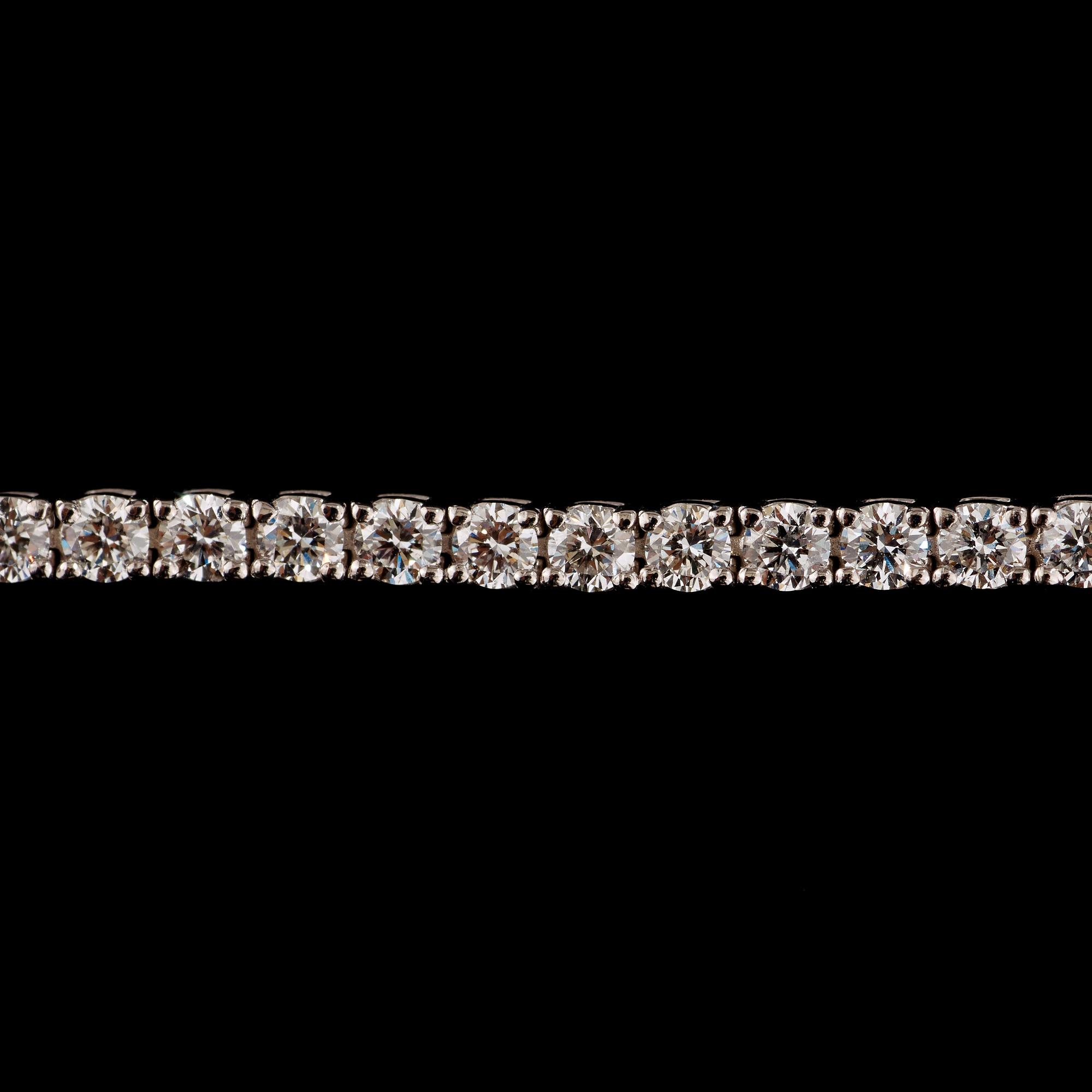 ARMBAND med briljantslipade diamanter totalt circa 3.48 ct.