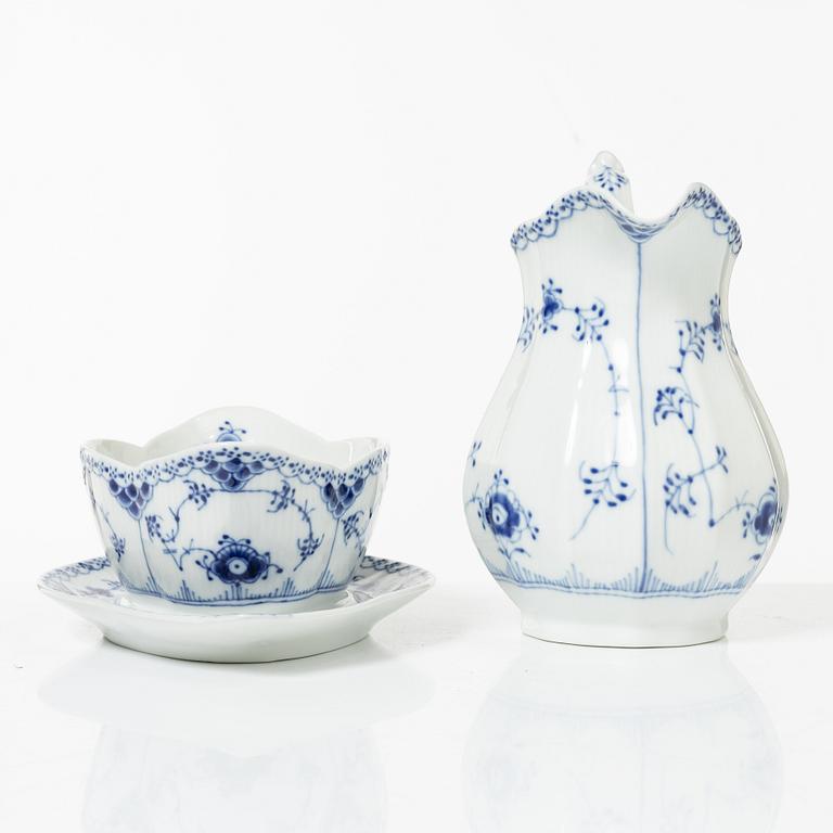 Royal Copenhagen, Service 82 pieces, Musselmalet, half lace.