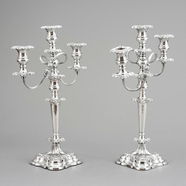 KANDELABRAR, ett par , nysilver, Sheffield, England. 1900-talets första hälft.