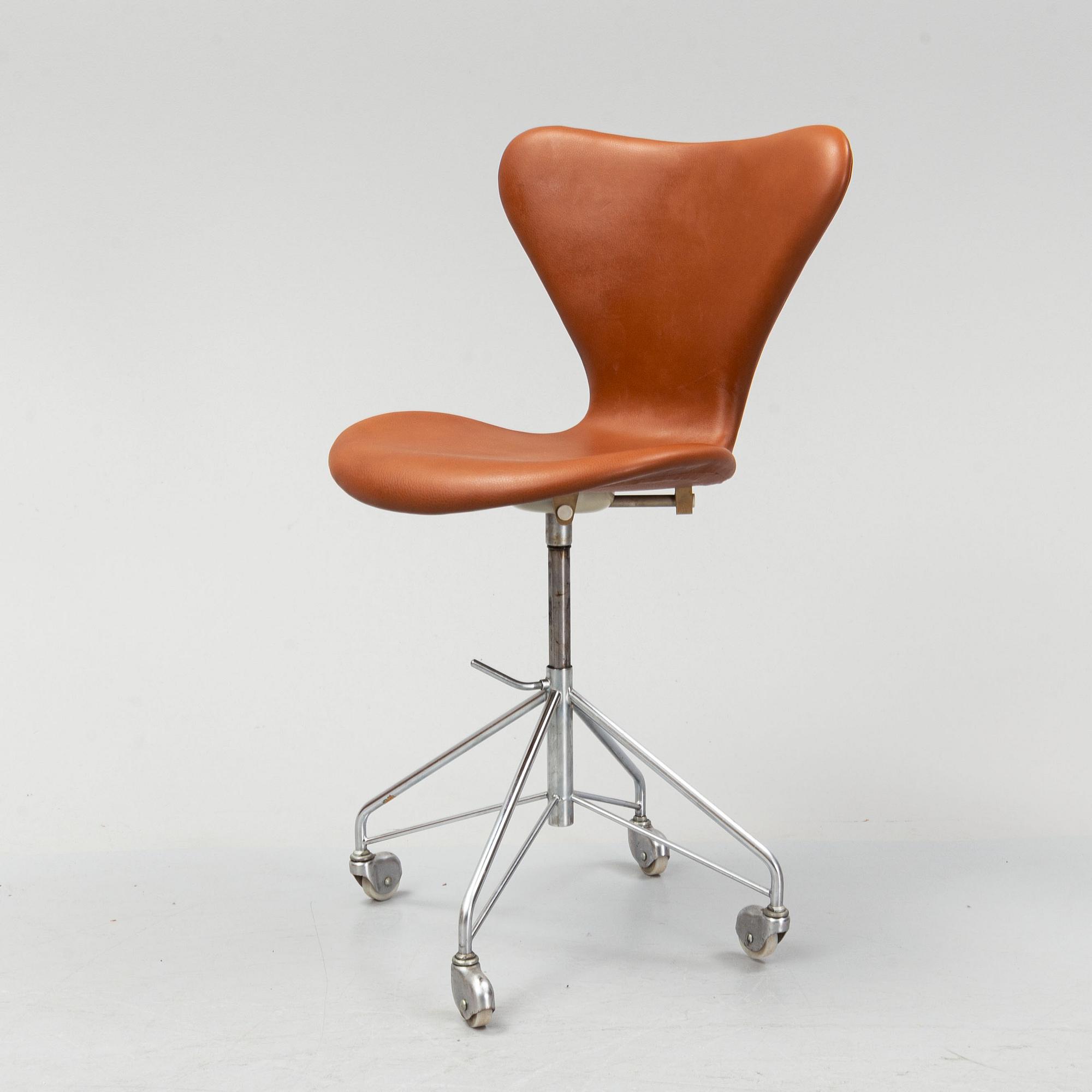 Arne Jacobsen, a 'Serie 7' desk chair, Fritz Hansen.