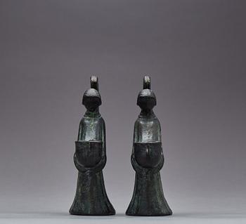 LJUSSTAKAR, ett par, patinerad brons, troligen Ystad metall.