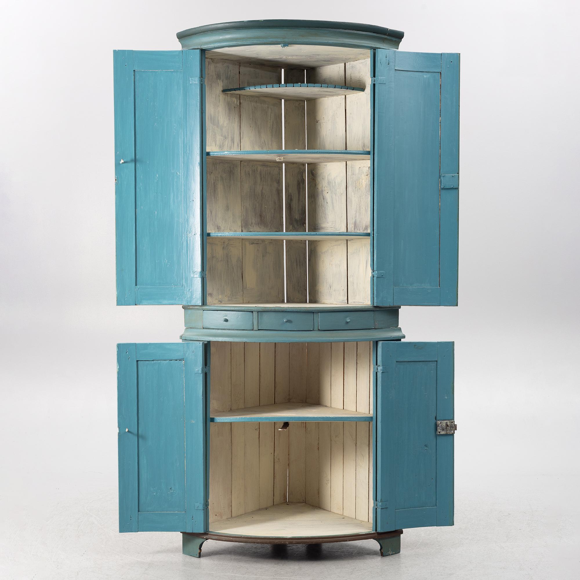 Corner cabinet, 18th/19th century.