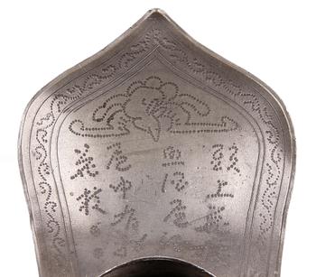 VASER/TRIPODER, ett par, tenn, Kina, 1900-tal.