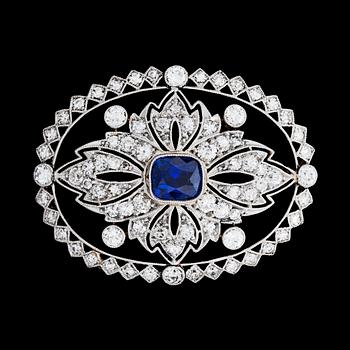 989. A blue sapphire and diamond brooch, tot. app. 1.50 cts, c. 1915.