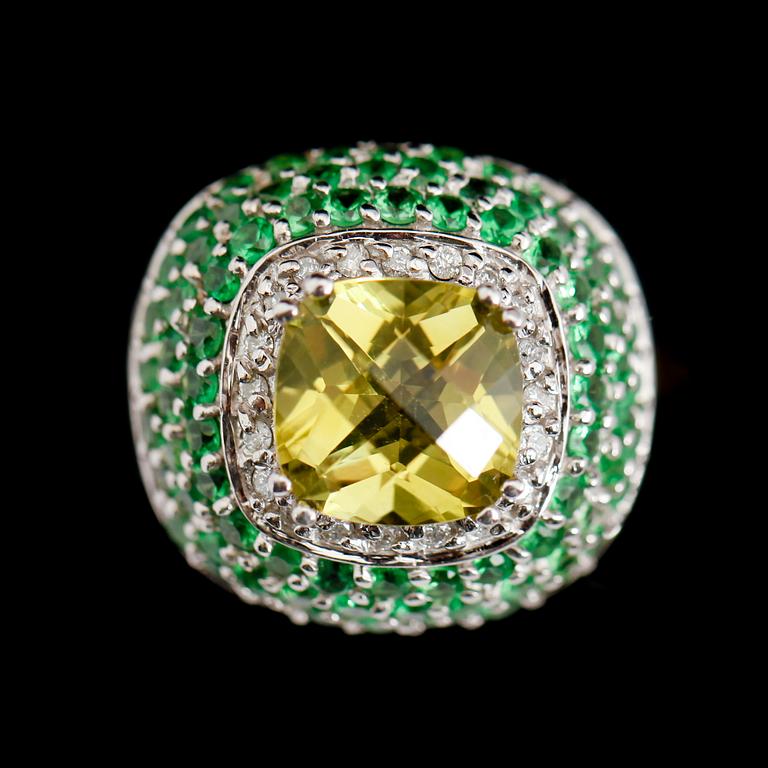 RING, 14 k vitguld, gröngul topas ca 3.0 ct, gröna tsavoriter ca 4.0 ct, diamanter ca 0,23 ct.