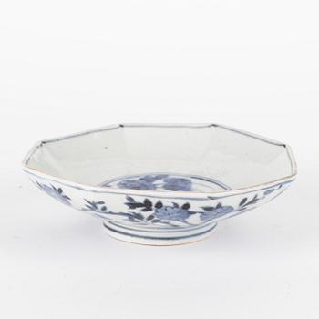 A Chinese blue and white porcelain dish, Kangxi, (1661-1722).