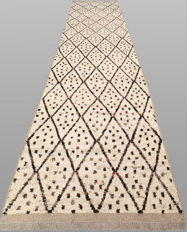 Gallerimatta, Marocko, ca 381 x 100 cm.