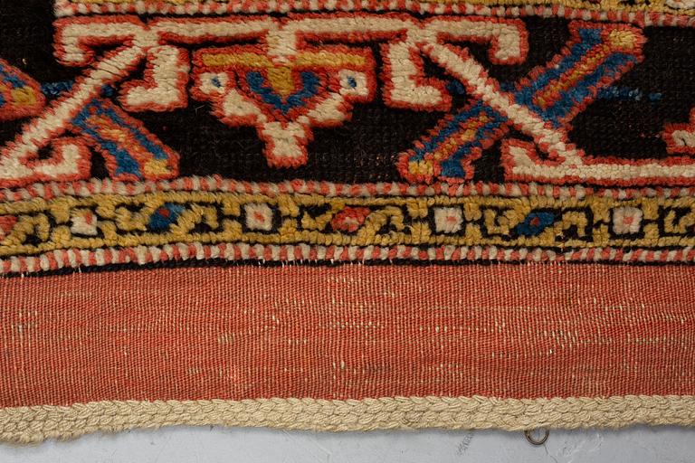 Matto, an antique Anatolian, ca 128 x 104,5-108 cm (as well as ca 8-10 cm flat weave at the ends).