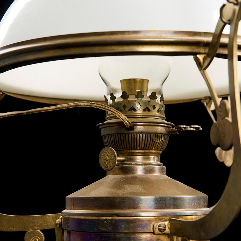 TAKLAMPA, Jugend, 1900-talets början. Höjd 110 cm.