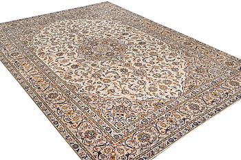 A Kashan carpet, c. 400 x 289 cm.