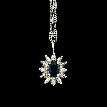 HÄNGE, 10 och14K vitguld med fasettslipad blå safir samt 2 åttkantslipade och 2 baguettslipade diamanter. Vikt 2,1 g.