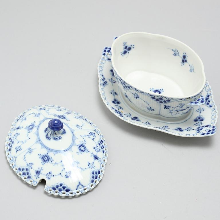 89 pieces of porcelain tableware, model "Musselmalet", Royal Copenhagen, 20th century.