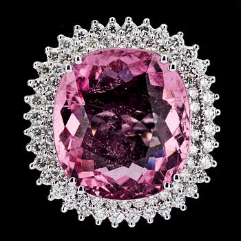 1119. RING, rosa fasettslipad turmalin, 12.27 ct med briljantslipade diamanter, tot. 1.20 ct.