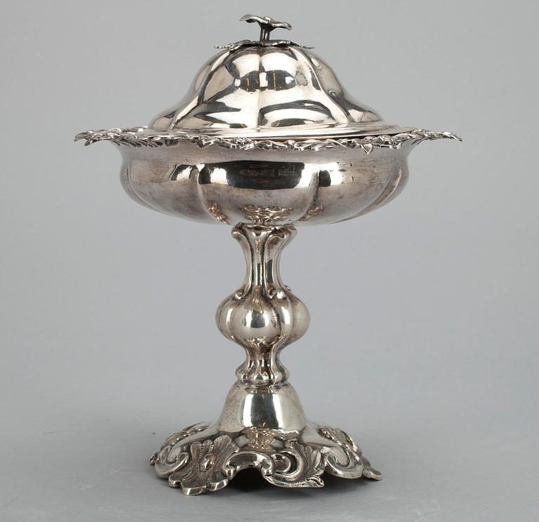 SOCKERSKÅL PÅ FOT, silver 13L, C.W. Talen (1846-1861), Helsingfors, Finland. Tot. vikt ca 447 g.