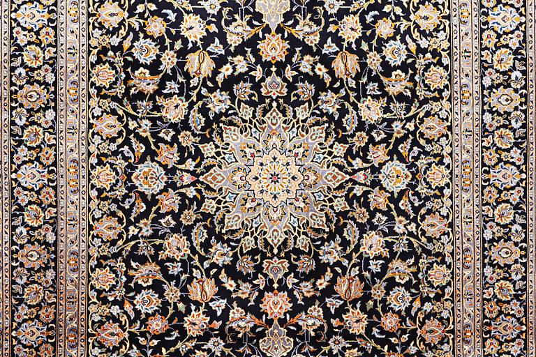 A Kashan carpet, c. 410 x 270 cm.