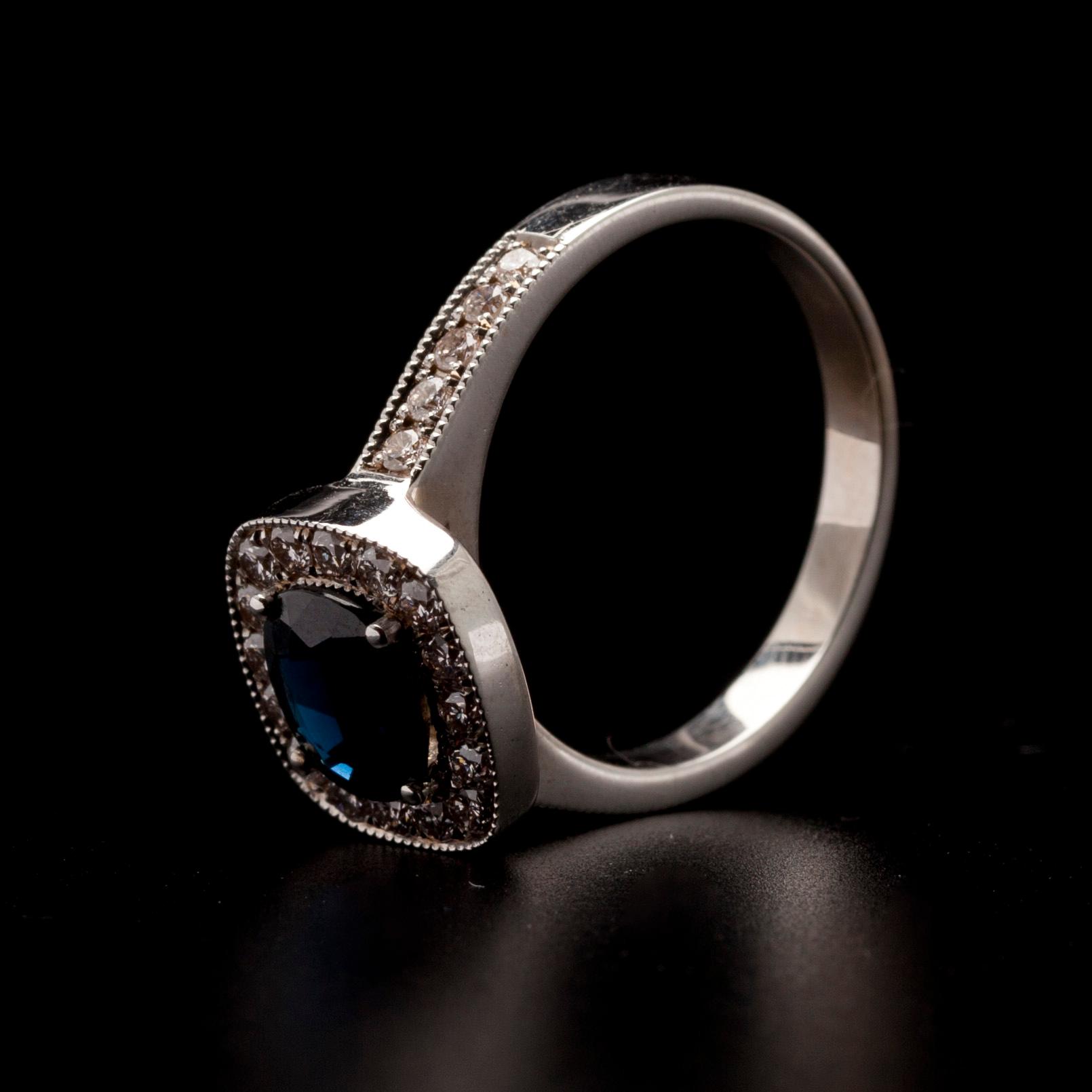 RING, vitguld 14K, fasettslipad safir 1,51 ct, briljantslipade diamanter tot. 0,58 ct. Vikt 5,3 g.