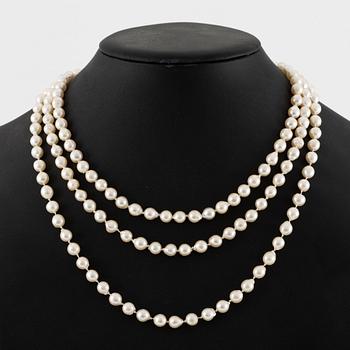 Necklace, three strands of cultured pearls, clasp in silver set with brilliant-cut diamonds.