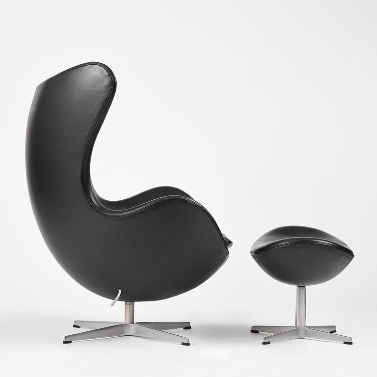 Arne Jacobsen, fåtölj med fotpall, "Ägget", Fritz Hansen, Danmark, 2001.