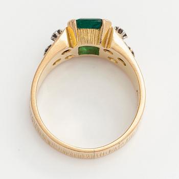 Sormus, 18K kultaa, smaragdi ja timantteja, Tukholma 1971.