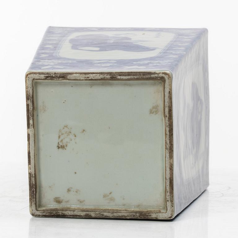 A blue and white porcelain vase, China, 19th century.