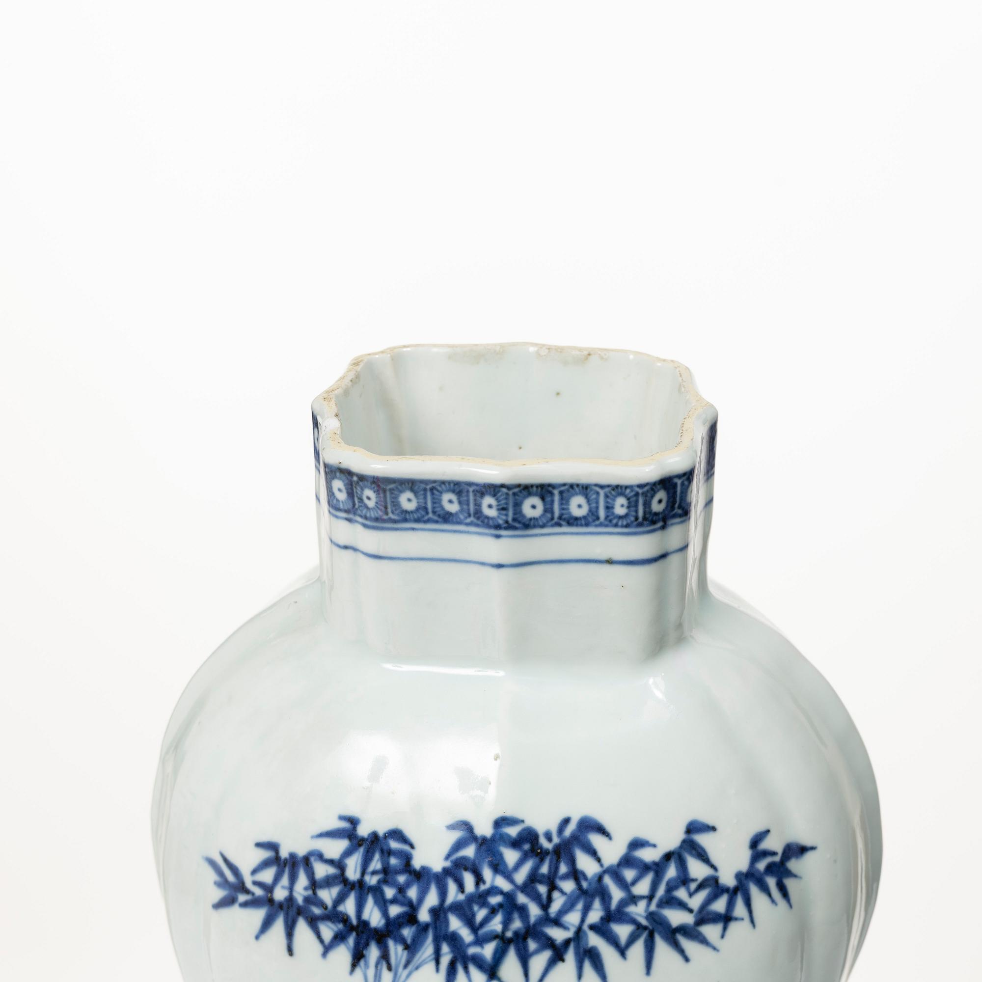 A blue and white export porcelain urn with cover, China, Qingdynasty, 18th century.