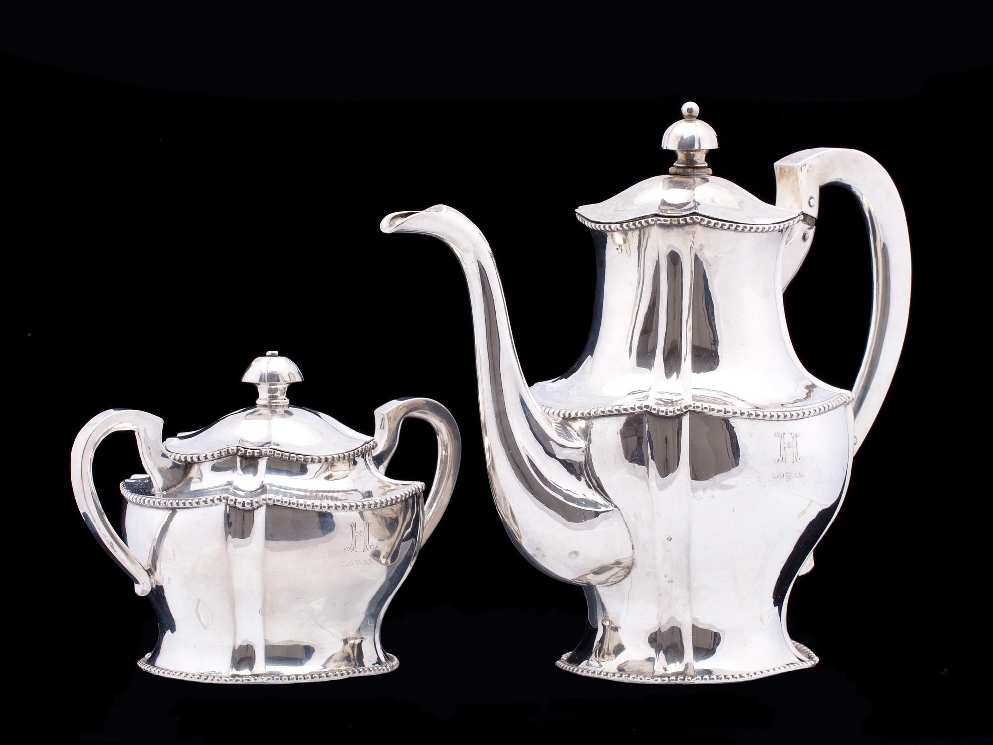 TEKANNA samt SOCKERSKÅL, silver. 1900-talets första hälft. Tot vikt 900 g.