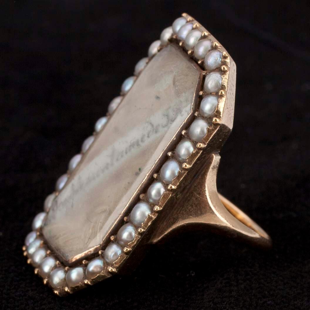 RING, med hårarbete guld och orientaliska pärlor, England/Frankrike, 1800-talets första hälft. Tot. Vikt 8,1gram.
