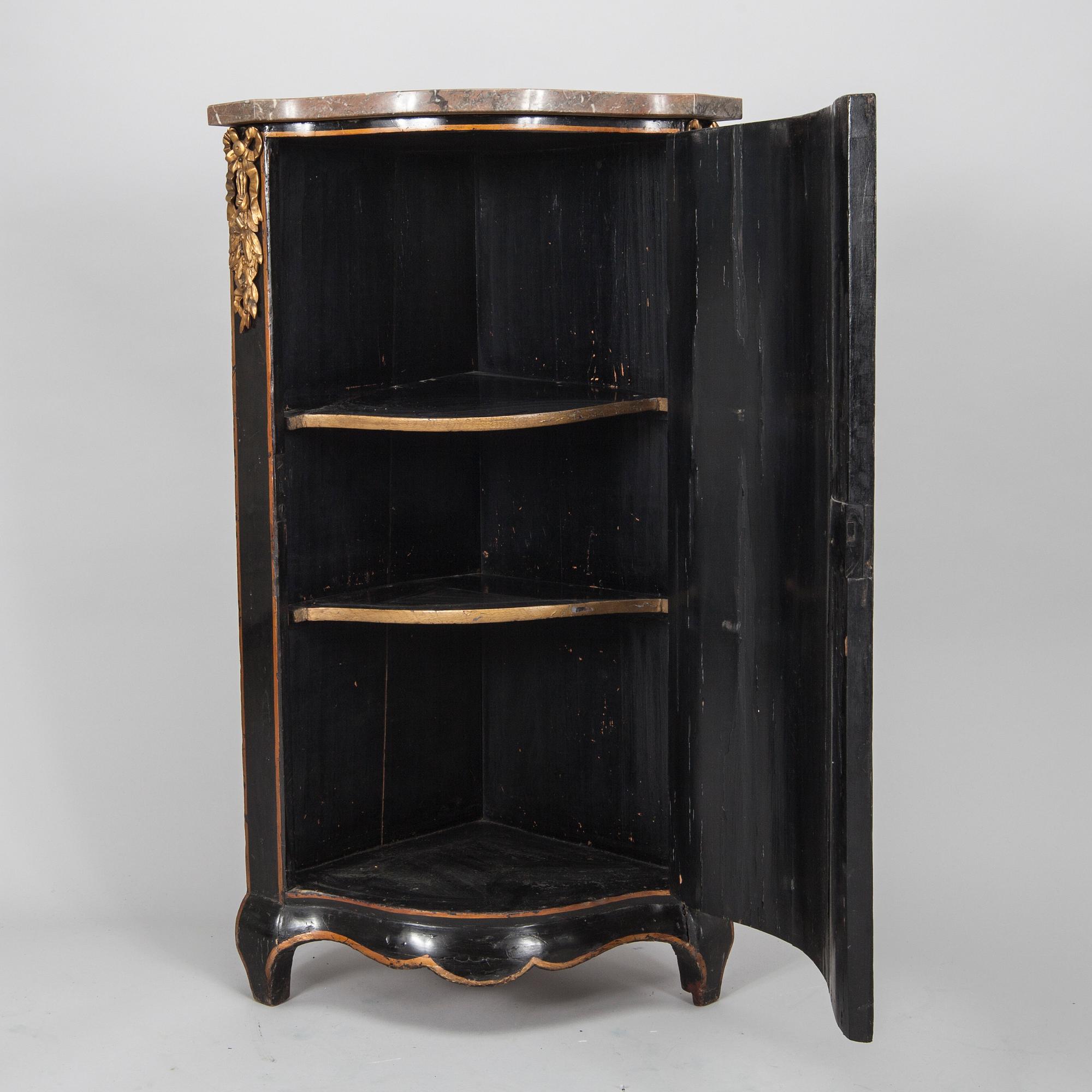 HÖRNSKÅP. Rokokostil, 1800-tal.