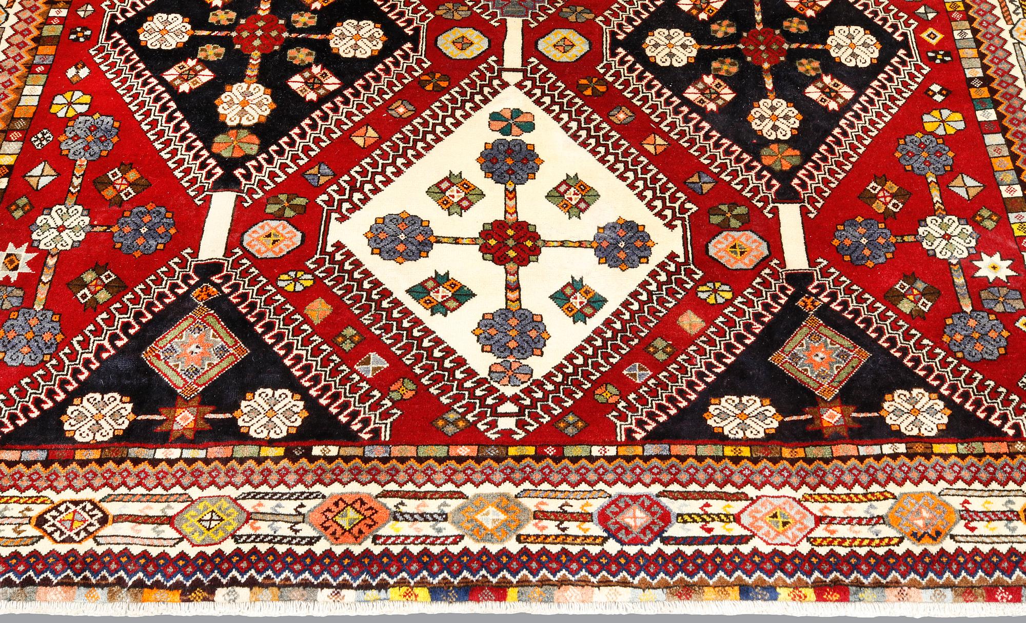 A Qashqai carpet, approx. 290 x 216 cm.