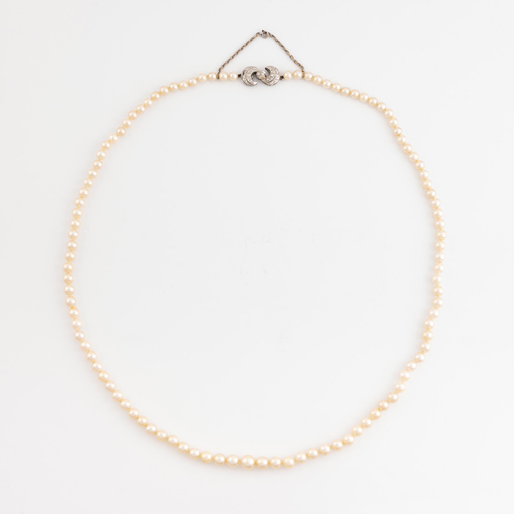 A cultured pearl necklace witk an 18K gold clasp set with eight-cut diamonds.
