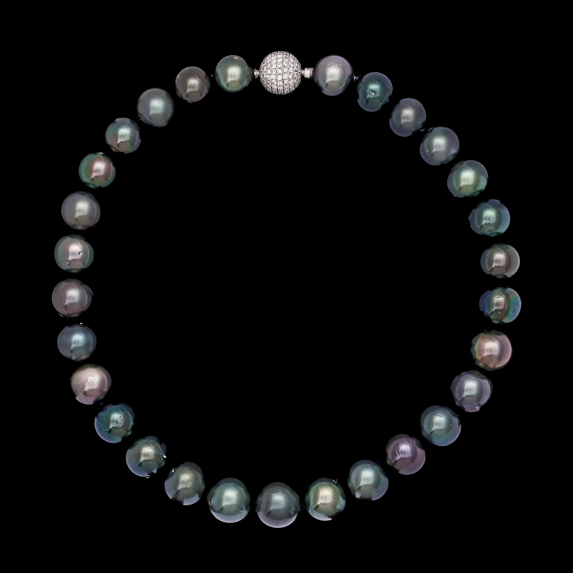 A cultured Tahiti pearl necklace, 15,3-13,5 cm, clasp with brilliant cut diamonds, tot. 3.20 cts.