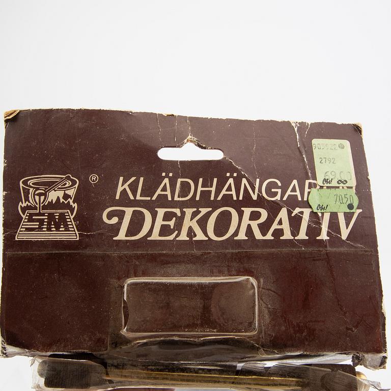 Klädhängare, ett par, "Dekorativ", Skoglunds metallgjuteri, Anderstorp, 1900-talets mitt.