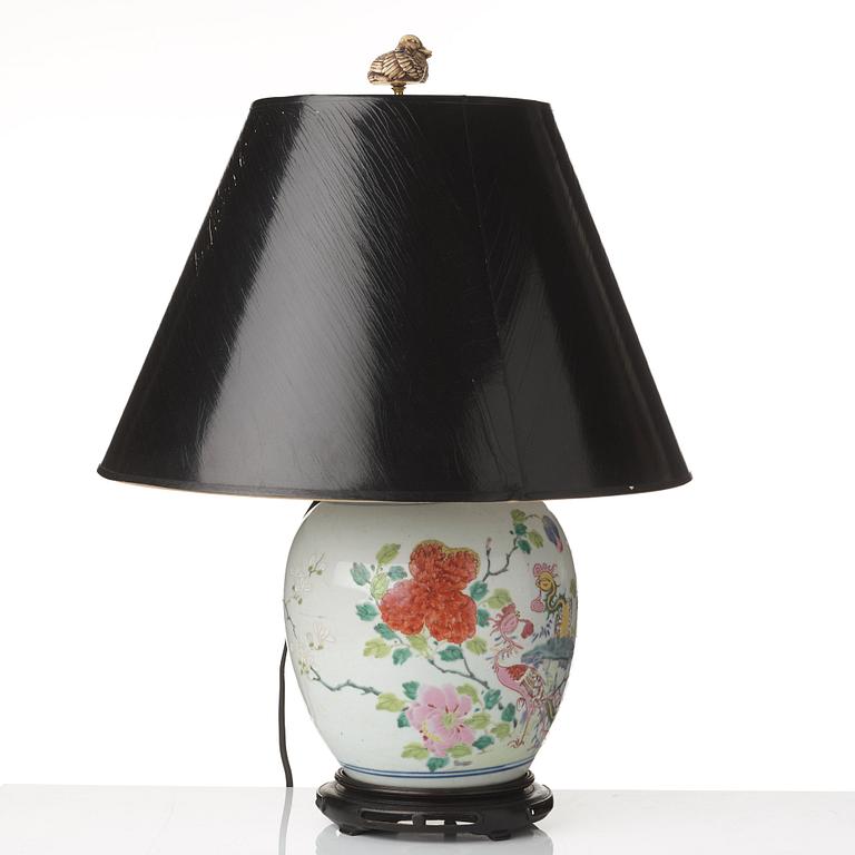 BORDSLAMPA/BOJAN, porslin. Qingdynastin, Qianlong (1736-95).