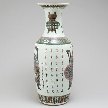 A large famille rose vase, Qing dynasty, 19th century.