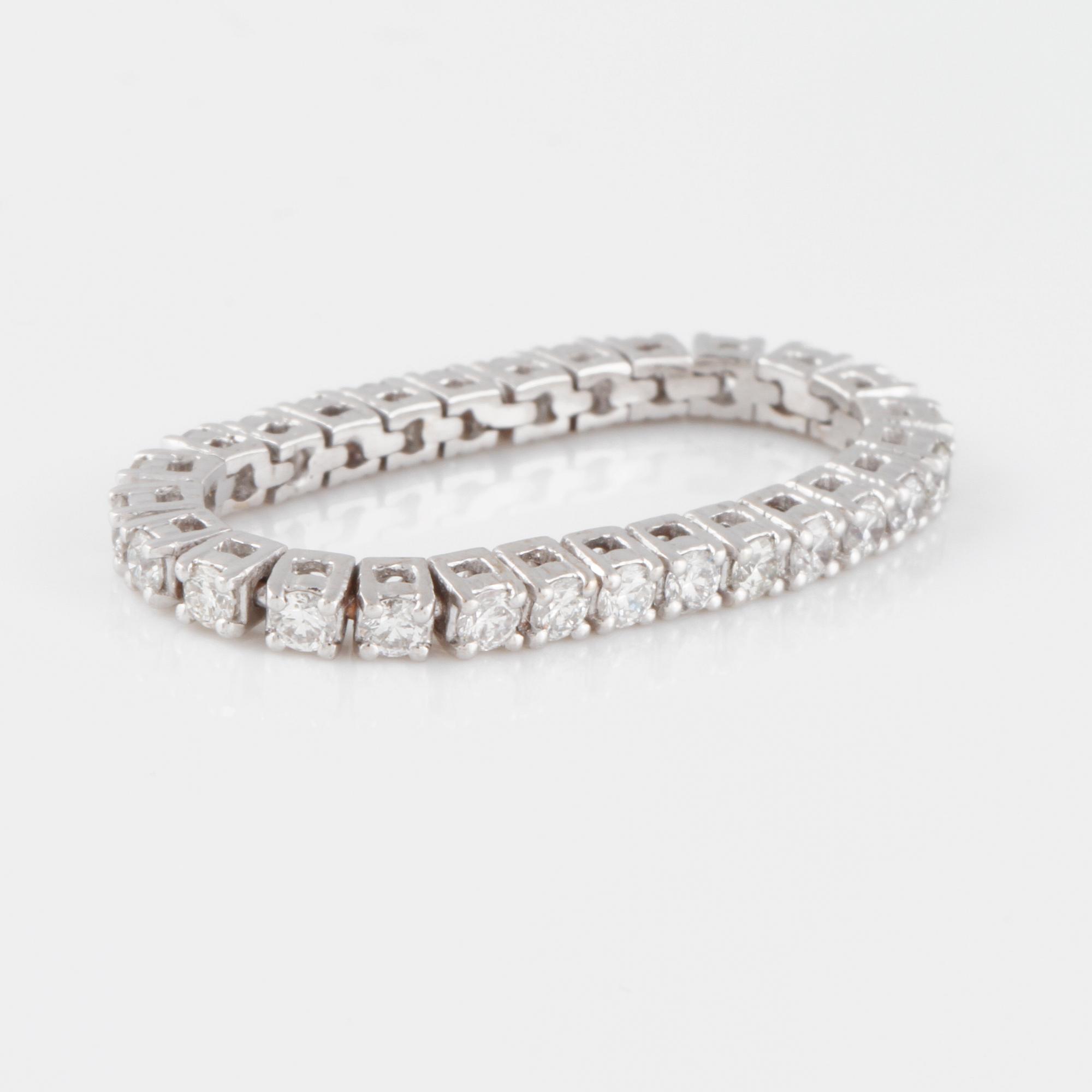 RING, sk eternityring, med briljantslipade diamanter, ca 0.70 ct.