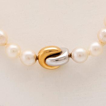 Necklace of cultured pearls with clasp in 18K white and red gold.