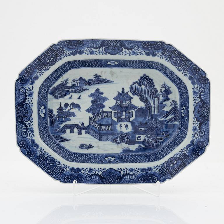 A blue and white tureen dish, Qing dynasty, Qianlong (1736-95).