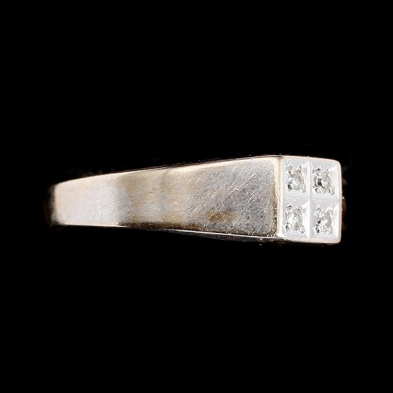 RING, 18 k vitguld med 4 små briljanter. Total vikt ca 2 gram.