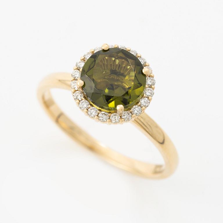 Ring 14K gold with green tourmaline and brilliant-cut diamonds.