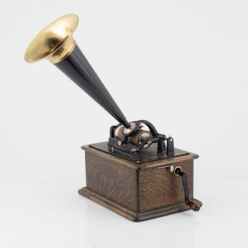 A Thomas A. Edison phonograph, United States, end of the 19th century.