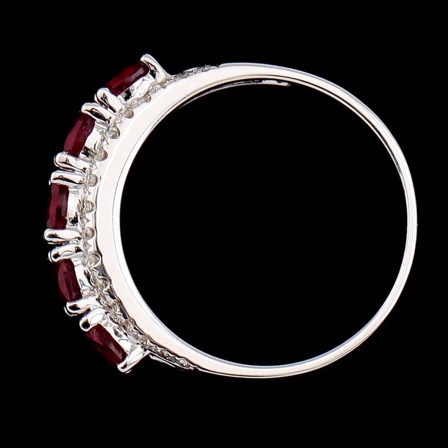 RING, 18K vitguld, 5 rubiner tot ca 1.15 ct, diamanter tot ca 0.27 ct.