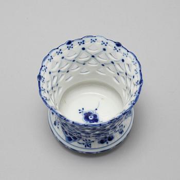 A set 38 pieces of Royal Copenhagen porcelain named "Musselmalet".
