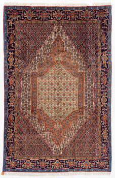 A Senneh carpet approx. 305 x 196 cm.
