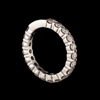 ALLIANSRING, 14K vitguld, diamanter tot. ca 1,90 ct. Vikt ca 4,1 g.
