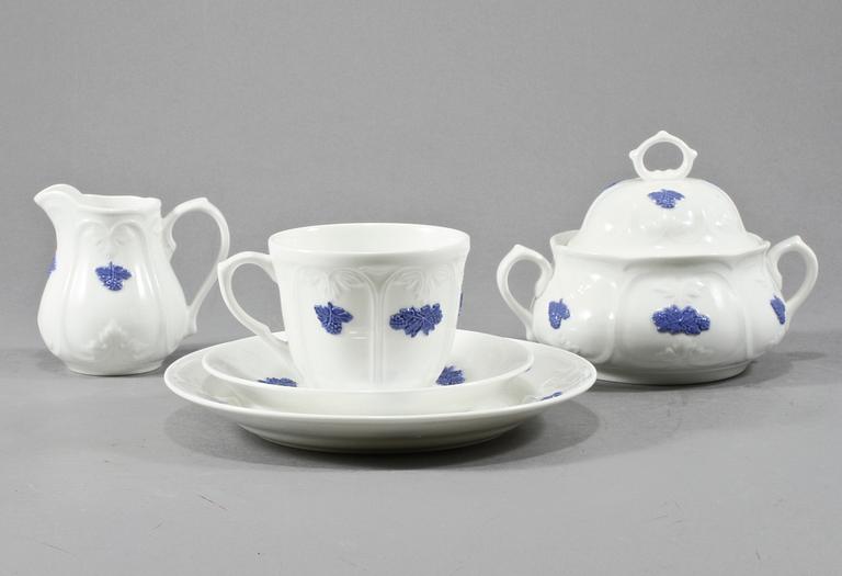 SERVISDELAR, 37 st, porslin, "Blå blom", Gustavsberg, 1900-talets andra hälft.